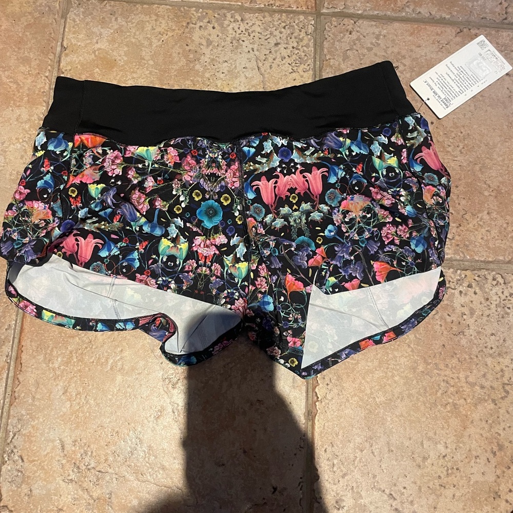 NWT Lululemon Speed Up MR shorts Size 12 lined